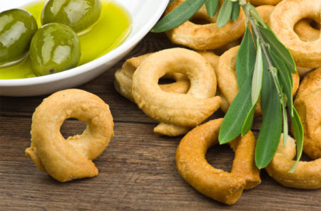 Taralli como antipasto con aceitunas