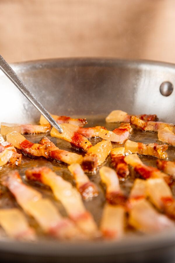 Fríe el guanciale en una sartén
