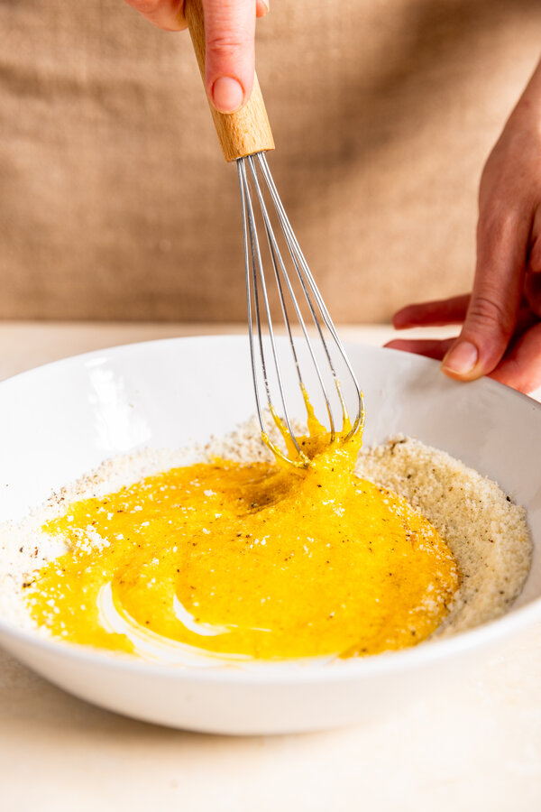 Mezcla el queso, el huevo y la pimienta