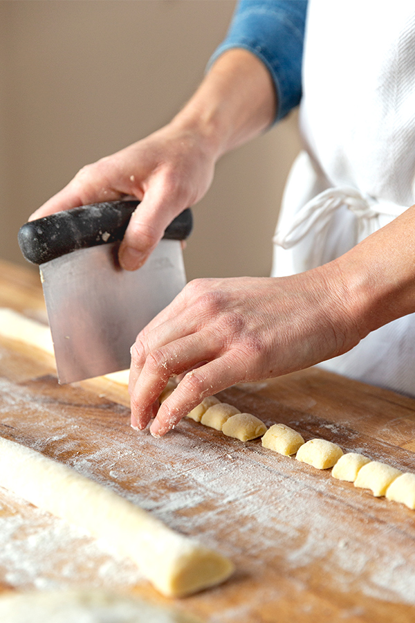 Corta el rollo de masa en trozos pequeños