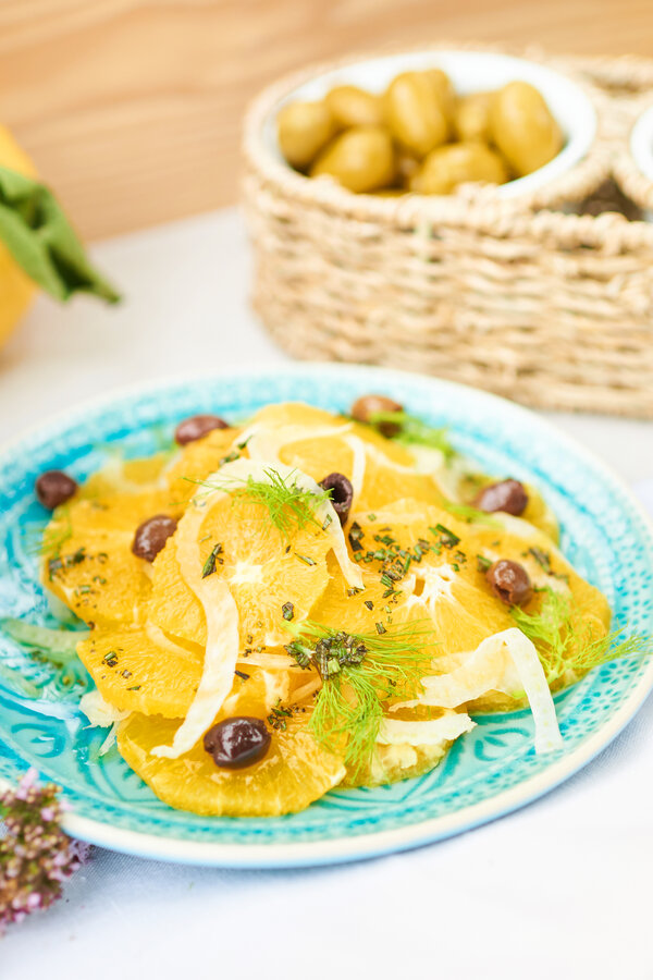 Ensalada de naranja con aceitunas negras e hinojo