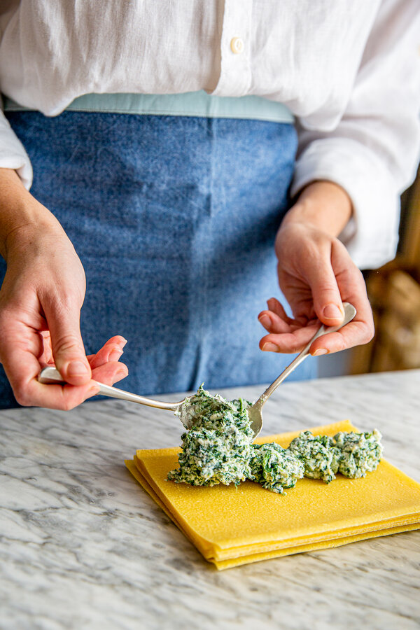 Mezcla de ricotta y espinacas en una lasaña