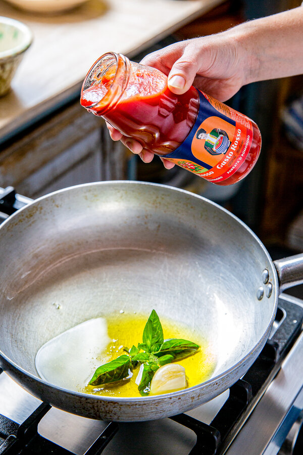 Añade a la sartén el aceite de oliva, el ajo y la passata