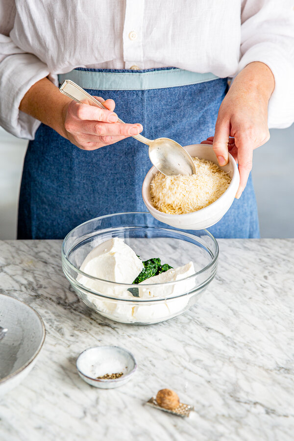 Mezcla las espinacas, la ricotta y el parmesano