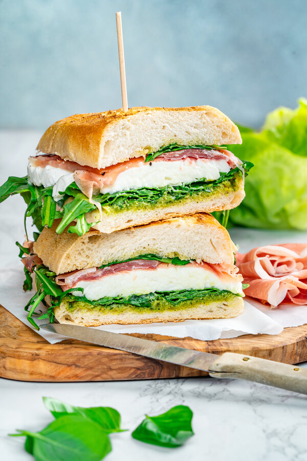 Bocadillo de chapata con mozzarella y jamón serrano