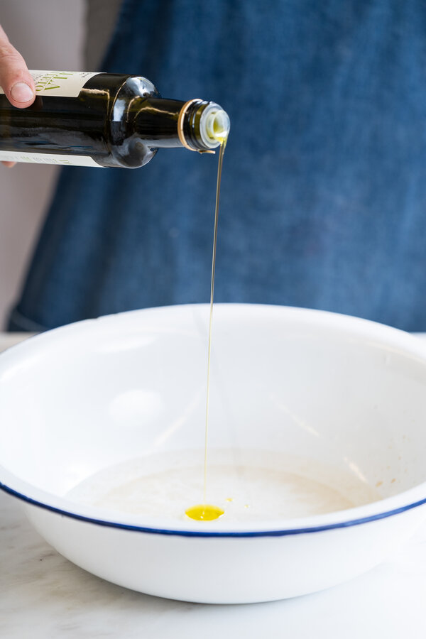 Añade aceite de oliva al agua