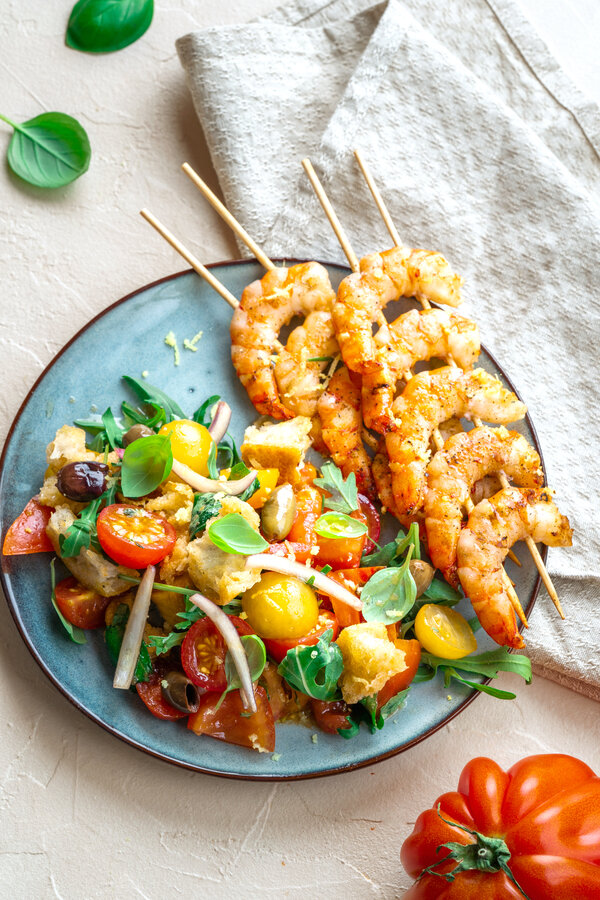 Panzanella con brochetas de gambas a la plancha
