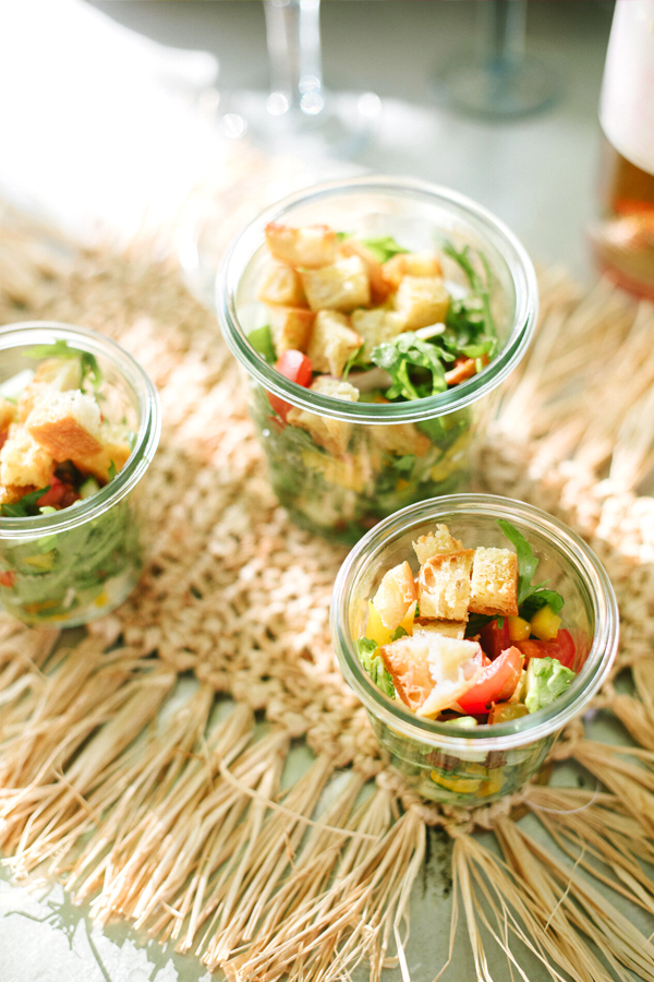 Panzanella para un picnic en un tarro de cristal